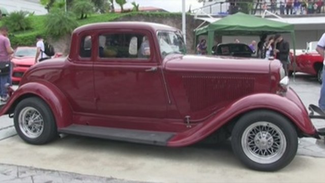 El sonar de motores de autos retro llenan de nostalgia las calles panameñas