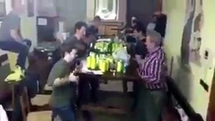 Biten alkol şişelerine cenaze merasimi düzenleyen dayılar