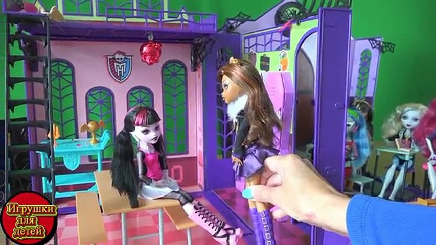 Видео с куклами Монстер Хай серия 29 Клодин знакомит Дракулауру с Клодом в школе монстров