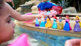 ALL DISNEY PRINCESSES MAGIC CLIPS SWIM IN THE POOL WITH REAL MERMAID DOLL