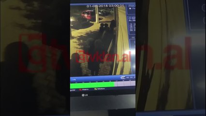 5 persona me maska tentojnë të grabisin dyqanin