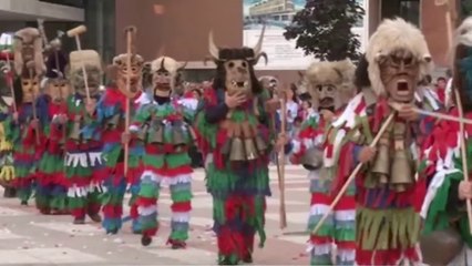 Video herunterladen: Karnavalet e korçës çelin sezonin turistik