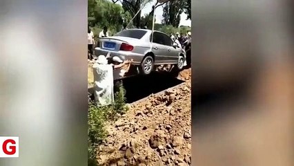 Vasiyeti üzerine arabasıyla birlikte gömüldü