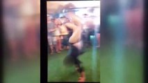 Un policier fait un saut en arrière dans un bar et tire involontairement sur un homme