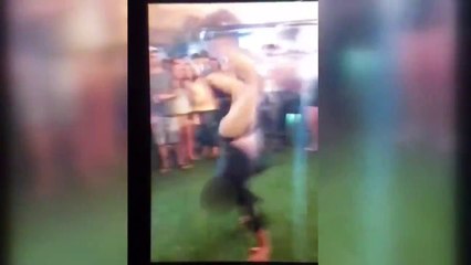 Download Video: Un policier fait un saut en arrière dans un bar et tire involontairement sur un homme