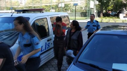 'Dilenmiyor' diye yaşlı kadını dövdüğü iddia edilen oğlu ve gelini yakalandı