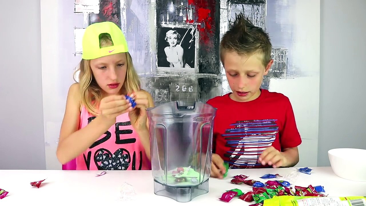 Extreme SOUR SMOOTHIE Challenge!!!! Warheads, Toxic Waste (DANGEROUS!!!)