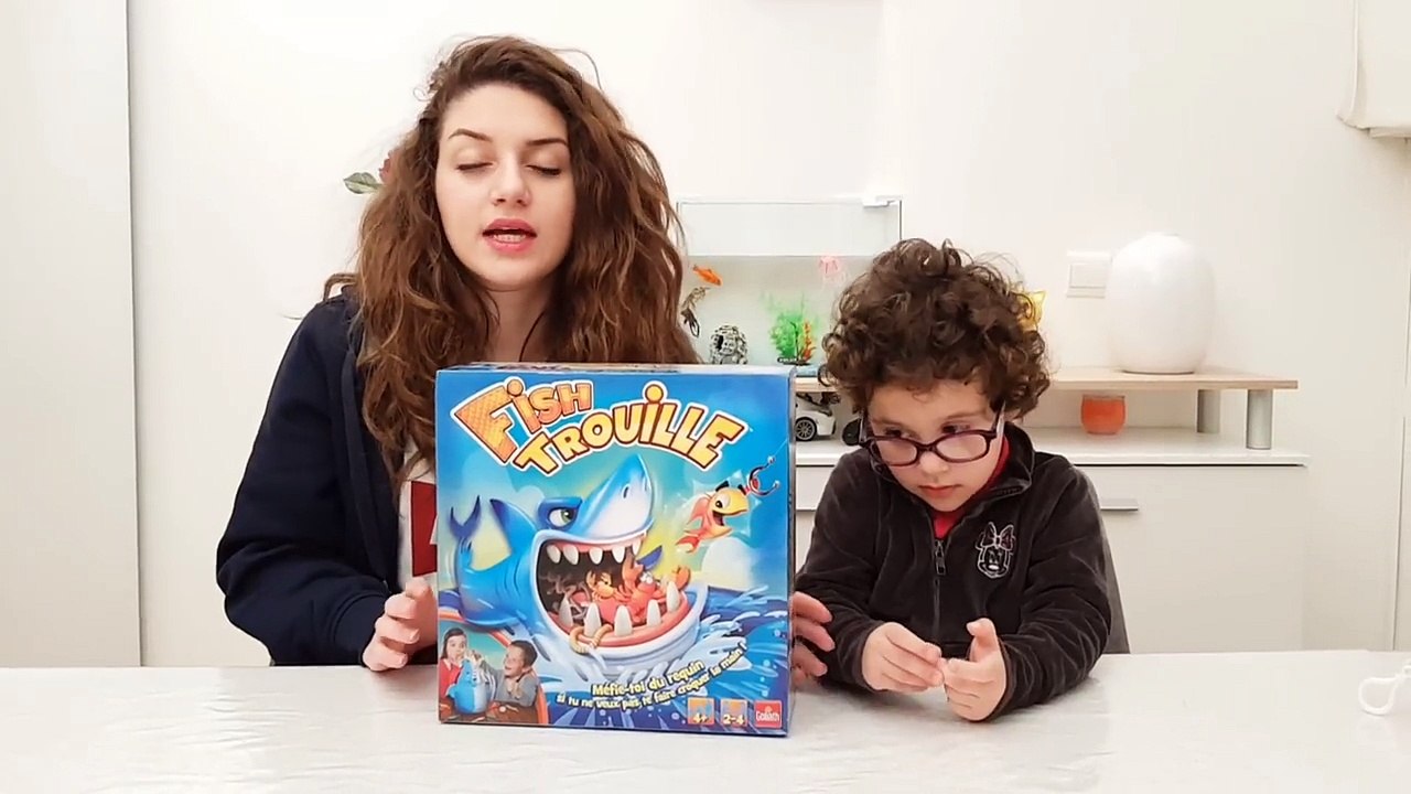 LE REQUIN NOUS MANGE LA MAIN !