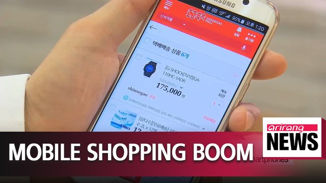 Mobile shopping transactions percentage hits record high of 61.6%