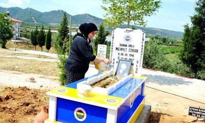 Kefeni de mezarı da sarı lacivert