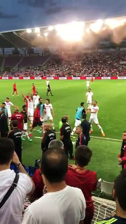 Le footballeur turc Cenk Tosun très énervé sen prend au public