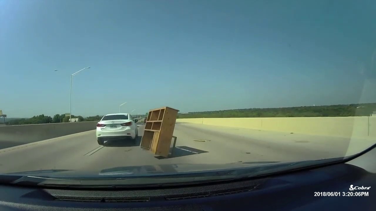 Cette voiture se prend un bureau en pleine autoroute
