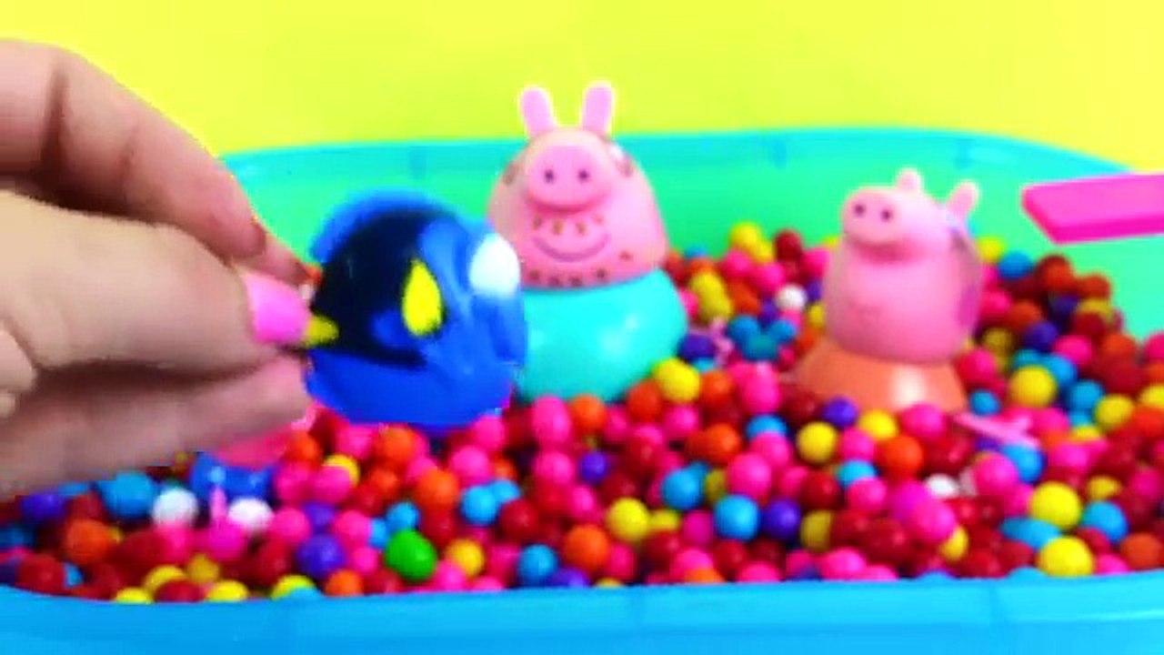 PIG GEORGE DA FAMILIA PEPPA PIG BRINCANDO NA PISCINA DE BALAS COLORIDAS COM SURPRESAS