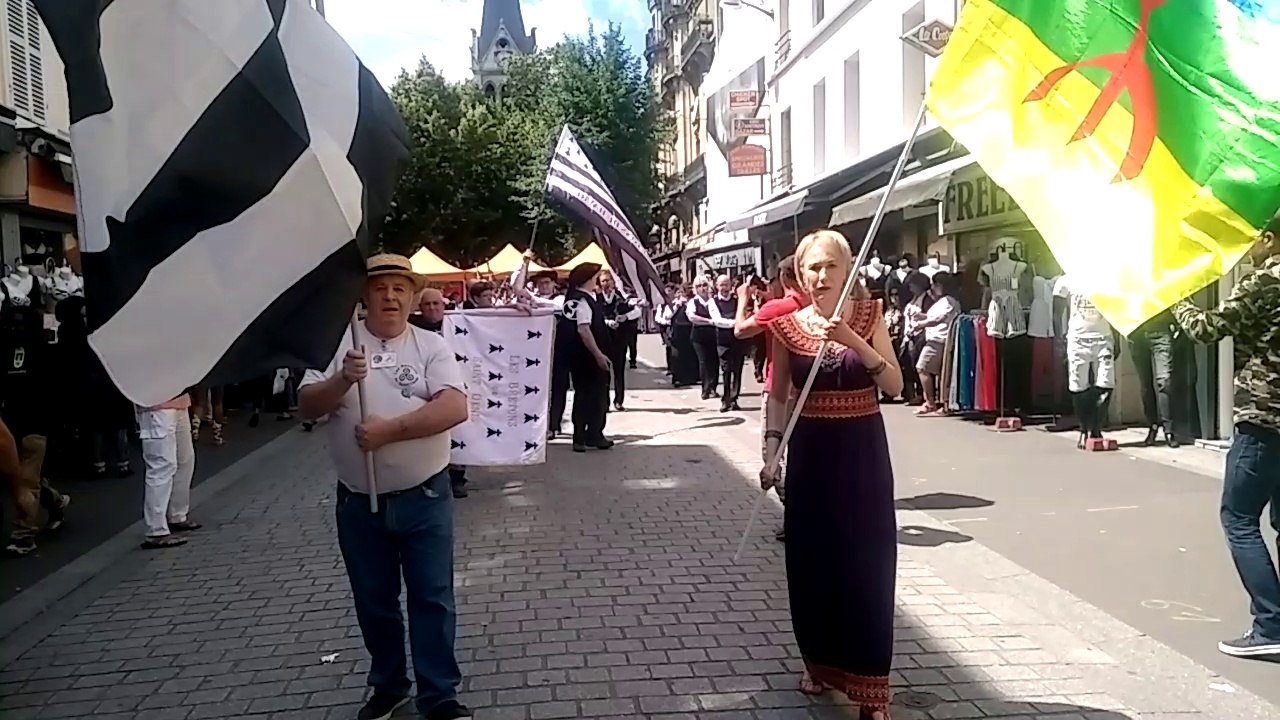 Défilé du bagad dans les rues de Saint-Denis à l'occasion de la fête Bretonne-Berbère (1)