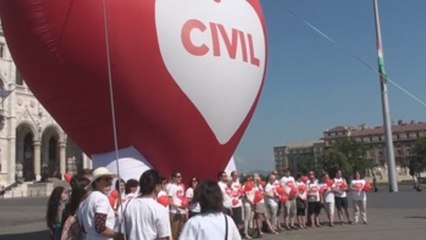 ONG húngaras exigen que se retire la ley que castiga la ayuda a refugiados