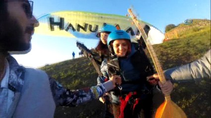 Gökyüzünde bağlama çalarak 3 parça seslendirdi