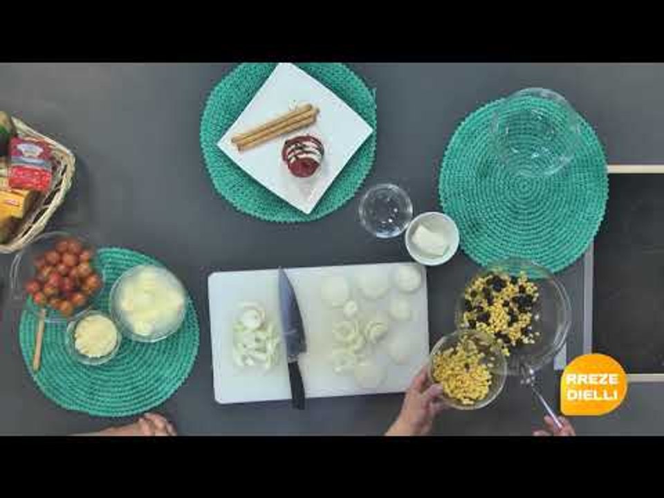 Te gatuajme me Zonjen Vjollca PJ2 SALLATE KAPREZE,PASTA FREDA ME MOCARELLA, DOMATE TE MBUSHUR ME MOZ