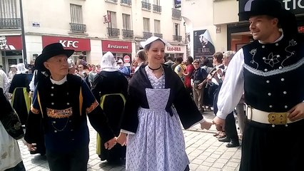 Défilé du bagad dans les rues de Saint-Denis à l'occasion de la fête Bretonne-Berbère (2)
