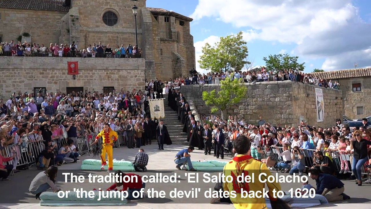 Traditional baby jumping festival in Spain Vidéo Dailymotion