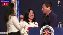 Presidenti bën të pamenduarën, puth në buzë punonjësen gjatë një eventi live (360video)