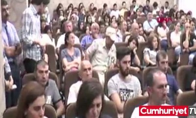 Ölen oğullarının diplomasını alırken gözyaşlarına boğuldular