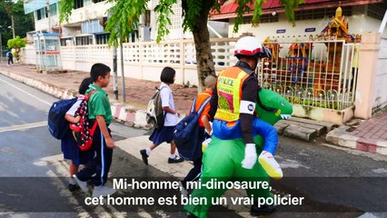 Un dinosaure agent de la circulation en Thaïlande