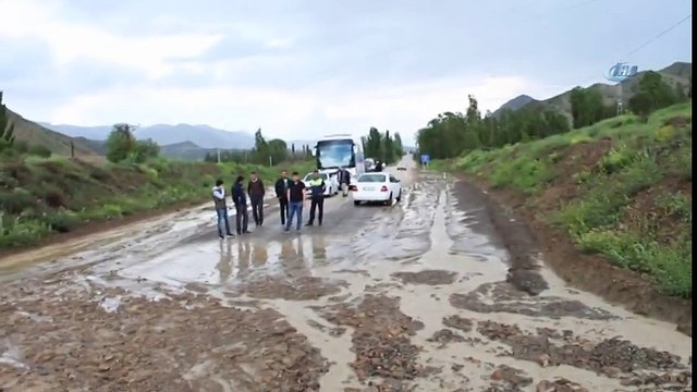 Oltu - Narman Yolu Sel Nedeniyle 1,5 Saat Trafiğe Kapandı