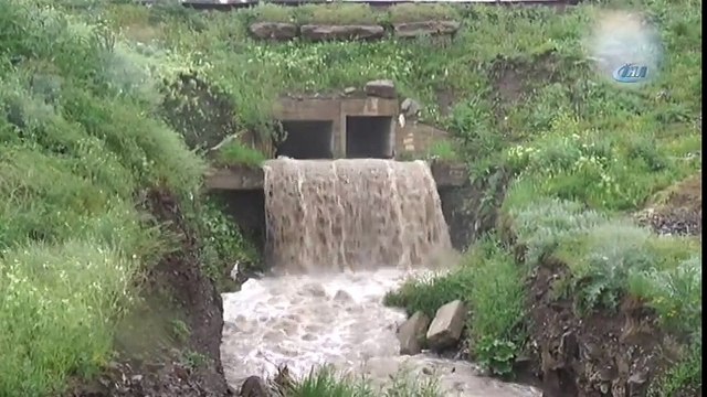 Sağanak Yağış Erzurum'da Hayatı Felç Etti