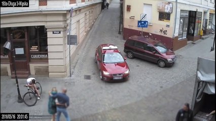 Une voiture dévie la trajectoire d'un cycliste (Pologne)