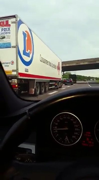 Un âne sur la Francilienne