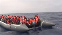 وزير الداخلية الإيطالي يتعهد بطرد اللاجئين غير النظاميين