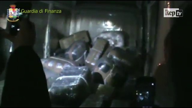 GODITET BANDA ITALIANEVE DHE SHQIPTAREVE, ARRESTOHEN 10 PERSONA, SEKUESTROHEN 700 KG KANABIS LAJM