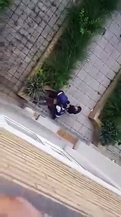 Forest:  un policier donne un coup de pied dans la tête d' un jeune à terre