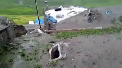 Horasan’da aşırı yağış nedeniyle ev ve ahır çöktü
