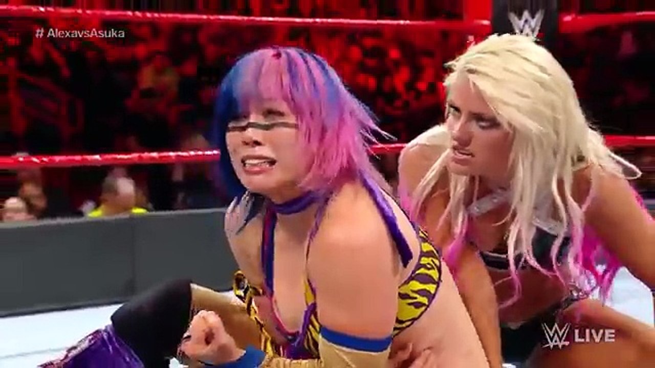 Asuka vs. Alexa Bliss- Raw, Jan. 1, 2018 | WWE Woman Wrestling 2018