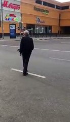 Une maman Canard vs Un chauffeur de Taxi !