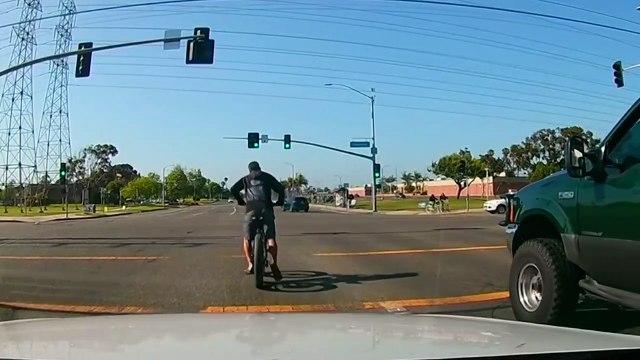 Californie : Un aéroplane passe juste au-dessus d'un automobiliste en pleine route !