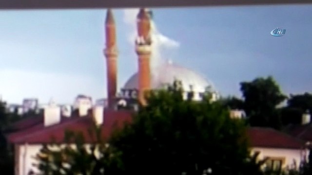 Minareye yıldırımın düşme anı kamerada