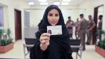 شاهد بالفيديو لحظة تسلم أول امرأة لرخصة قيادة سعودية