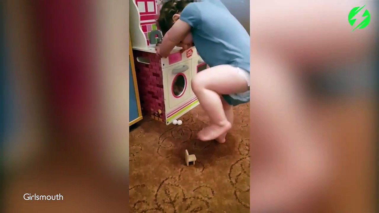 Ce bébé fait une crise parce qu'il ne peut pas s'asseoir sur une chaise... Une très petite chaise