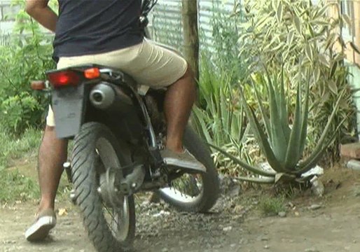 Usando chalecos policiales algunos sujetos robaron mas de 20 mil dólares