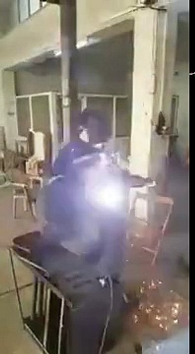 Kaynak Makinesiyle Elektronik Gitar Yapan Adam/Man Making Electronic Guitar with Welding Machine