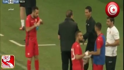 El portero de Túnez simula una lesión para que sus compañeros puedan comer durante el Ramadán