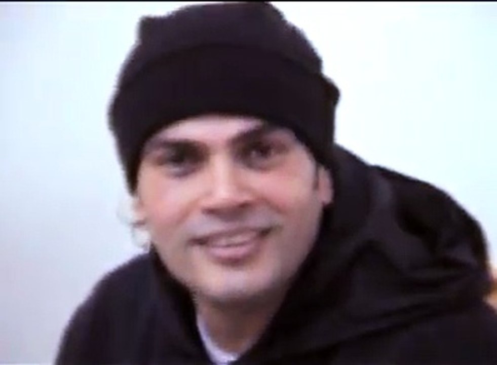 يا اقرب مني ليا... يا كل الدنيا ديا... يا اجمل حاجة فيا ونور عينيا وحشتني!ليالي تغيب عليا ولسه فاكرك يا حبيبي... يا غايب عن عينيا ولسه شايفك ياحبيبيبحبك وانت