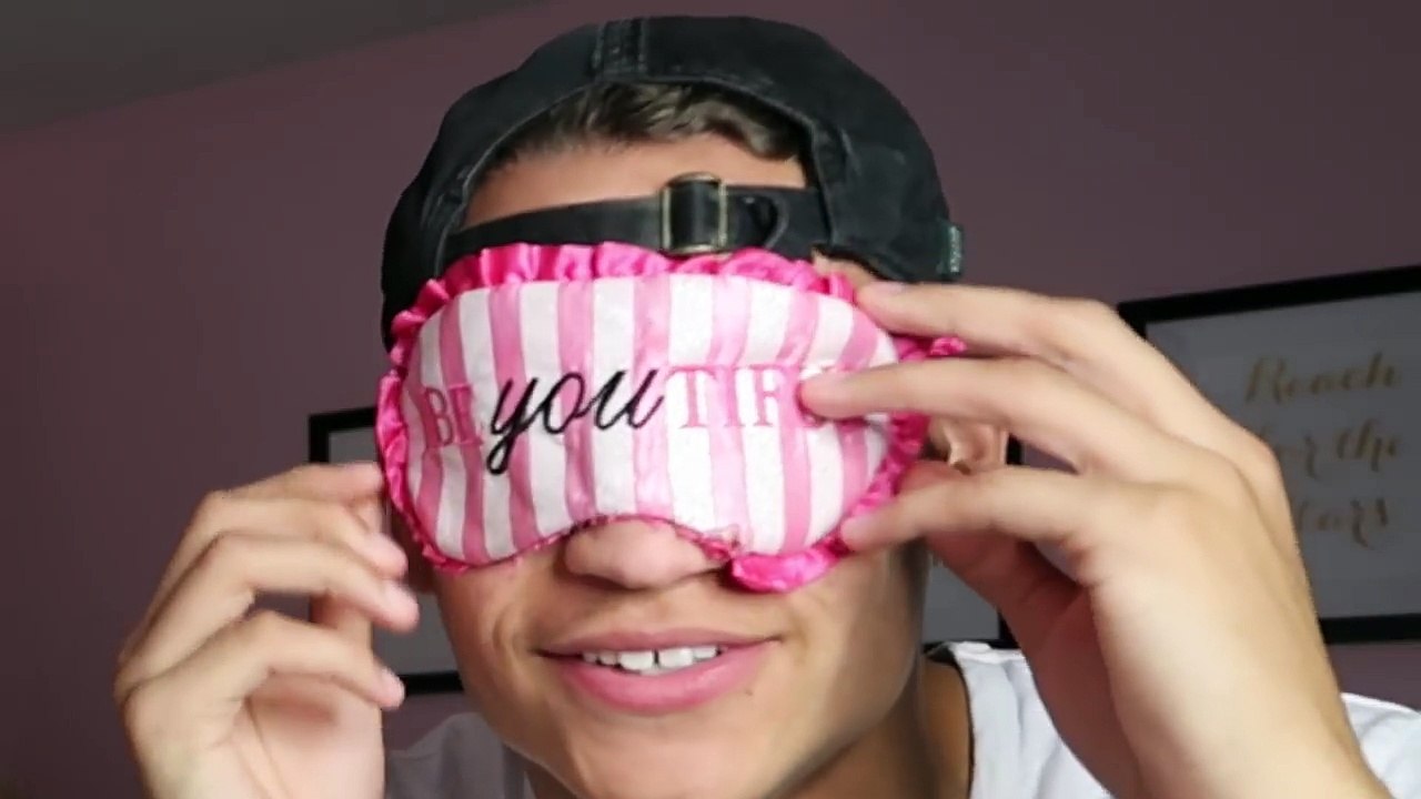 BLINDFOLDED MAKEUP CHALLENGE WITH MY GIRLFRIEND