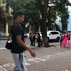 Chris Smalling chơi đá cầu với người dân Hà Nội