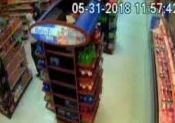 Police Officer Throws Cans of Beans at Suspect in Panama City