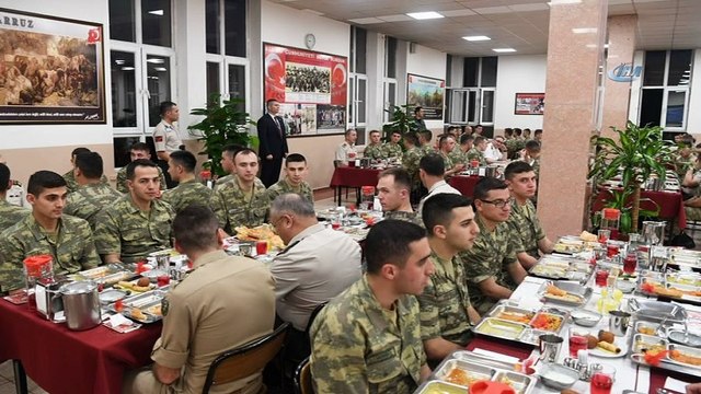 Hulusi Akar, Genelkurmay Başkanlığı'nda görev yapan askerlerle iftar yaptı