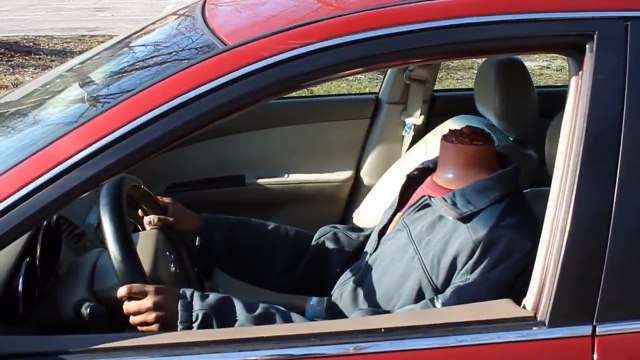 Prank : Avec un corps sans tête, il fait peur aux vendeuses