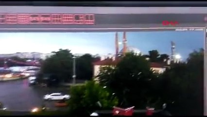 Sümer Camii minaresine yıldırım düştü